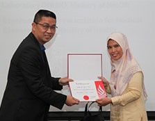 Professor Dr. Hoh presented a Certificate of Appreciation to Dr. Wan Noraini Wan Mohamed Noor