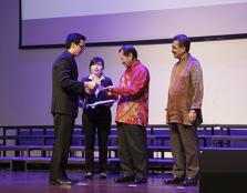  TOP AWARD (From left to right): National athlete Tan Yi Xun receiving the award from University Council chairman Tan Sri Dato’ Seri (Dr) Musa Mohamad accompanied by deputy vice-chancellor (Research & Postgraduate Studies) Prof Datuk Dr Mohamed Nizam Isa.