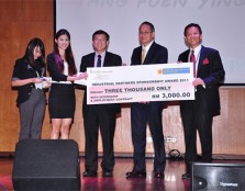 Yang Berhormat Dato’ Dr Hou Kok Chung, Deputy Minister for Higher Education (middle) and UCSI University Vice Chancellor, Dr Robert Bong (second from right) presenting the Industrial Partners Sponsorship Awards to a student during the University's Awards 