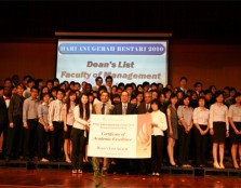 Dean’s List students from UCSI University’s Faculty of Management pose with Guest of Honour YBhg Dr. Syed Alwee bin Alsagoff, Director of the Education Marketing Division of the Department of Higher Education, and UCSI University Vice Chancellor Dr. Rober