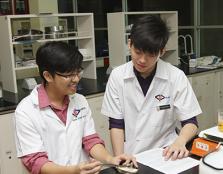  Hian Chuan Kai (left) and Tan Chern Meng from Perdana University – the collaborative partner for the Royal College of Surgeons in Ireland – enjoying the facilities in UCSI laboratory.