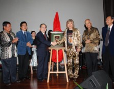 Tiger, King of the Golden Jungle is launched by (from left): Yang Berbahagia Tan Sri Salleh Mohd. Nor, President of the Malaysian Nature Society, UCSI University President, Peter T. S. Ng, Y. B. Datuk Douglas Uggah Embas, Minister of Natural Resources & E