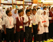 The orang asli children from Sekolah Kebangsaan Kampung Kenang, Sungai Siput (U), Perak presenting a song to the audience
