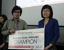  CHAMPION (From left): UCSI student Peter William Peverill receiving a mock cheque on behalf of team Explorer from FoBIS Head of Department (Management Studies) Dr Chaw Lee Yen after the UCSI University Business Plan Competition.