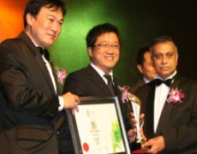 A Great Honour: Group President & Vice Chancellor Peter Ng (middle) receiving the award from Second Finance Minister, Tan Sri Nor Mohamed Yakcop (right). BrandLaureate CEO, Dr. K. K. Johan is on the left.