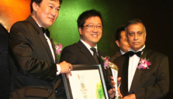 A Great Honour: Group President & Vice Chancellor Peter Ng (middle) receiving the award from Second Finance Minister, Tan Sri Nor Mohamed Yakcop (right). BrandLaureate CEO, Dr. K. K. Johan is on the left.
