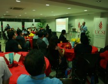 Editors, researchers and lecturers listen as Faculty of Economics and Policy Science Lecturer Dr. Ong Kian Ming presents his predictions for the future by-elections and state elections.