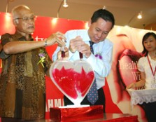 UCSI University’s Chancellor, Tan Sri Datuk Seri Panglima Dr. Abdul Rahman Arshad together with Mr. H.C. Chan activating the launch gimmick during the opening ceremony of the 8th Annual Public Health Campaign at Sunway Pyramid