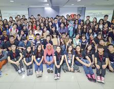  GROUP PORTRAIT: Chatime Malaysia CEO Bryan Loo posing for a group shot with UCSI scholars and UCSI University Trust head Shannen Choi (on Bryan’s left) during the ‘Meet the Leaders’ session at UCSI University.