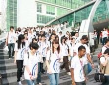 Students volunteers from UCSI University set out to take part in "Light Up Lives," an event to provide service work for 25 charity homes throughout the Klang Valley.