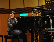 Guest performer, Simon Lee at the piano