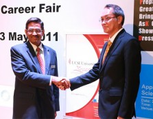 Malaysian Minister of Human Resources Datuk Dr S. Subramania​m and UCSI University's Vice Chancellor, Dr Robert Bong officiates the University's 4th Annual Career Fair
