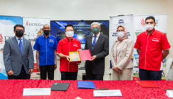 Dato' Peter Ng, UCSI Group, Founder and Executive Chairman, presented the momento to Professor Dato’ Dr Mohamed Ridza bin Wahiddin, Vice-Chancellor 