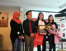  (right) Datuk Nicol David receiving the Top 10 Most Inspiring Leaders and Personalities Award from Dato’ Peter Ng, UCSI Group founder and chairman. On the left is Suzanne Ling, UCSI Scholars’ Club president.