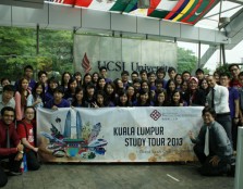  GROUP PORTRAIT: Students, lecturers and delegates from both UCSI University and The Hong Kong Polytechnic University posing for a group photo at the end of the visit.