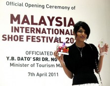 UCSI University’s School of Design student, Summaiya Zaheen with her winning design and trophy.