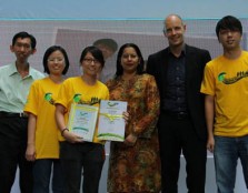  From left: Engr. Rodney Tan Hean Gay, Tan Ying Hua, Lim Bee Nee, Dato' Rohani Abdullah, Deputy Secretary General of the Ministry of Higher Education, Henrik Clausen, CEO of Digi Telecommunication Sdn. Bhd. and Loo Hoe Fieh during the award-giving ceremon