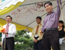 UCSI Deputy Vice Chancellor, Associate Prof. Chin Peng Kit & Digi’s General Manager of Sales, Mr. Chan Nam Kiong launching the Digi Fiesta