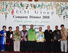 Group photo of UCSI staff who have served the Organisation for more than 20 years after receiving their Long Service Award