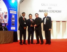 Dato' Peter Ng, Chairman of UCSI Group presented with the ‘Presidential Award’ and the ‘Recognition Award’ by (from left) the Society for Anti-aging, Aesthetics and Regenerative Medicine Malaysia (SAAaRMM) President, Professor Dr Selvaraj Y Subramaniam an