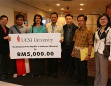 Presenting the cheque to Indonesian ambassador, H.E. Tan Sri Da’i Bachtiar (fourth from left) are (from far left) Mr. Leonard Lim Kok Hiang, Head of the International Office, Indonesian Student Association representative Mohammad Shidqy Maulana, Associate