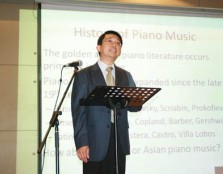 Kuala Lumpur, 24 February, 2011 - UCSI University’s School of Music recently held a lecture recital with Dr Koo Siaw Sing, acclaimed pianist, at the South Wing of the Kuala Lumpur campus. The lecture recital themed, “East Meets West” discussed the evoluti