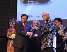 TOKEN OF APPRECIATION (Front row, from right to left): UCSI University chancellor YBhg Tan Sri Datuk Seri Panglima Dr Abdul Rahman Arshad presenting a token of appreciation to Minister of Housing and Tourism (Sarawak) YBhg Datuk Amar Abang Johari Tun Open