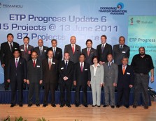 Dan Synder, CEO Designate of UCSI University Hospital (top row, 2nd from the right) on stage with YAB Dato' Sri Mohd Najib bin Tun Abdul Razak, Prime Minister, Dato Sri Mustapa Mohamed, Minister of International Trade and Industry, Y.B. Senator Datuk Seri