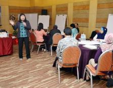 [A LASTING IMPACT]: Asst Prof Dr Chan Nee Nee, Dean of UCSI’s Faculty of Social Sciences and Liberal Arts conducting a language game at the training.