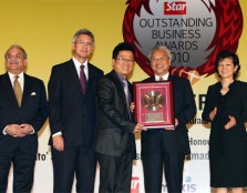 Entrepreneur of the Year! Dato’ Peter receiving his award from Datuk Seri Ahmad Husni Mohamad Hanadzlah