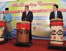 (From left) Datuk Haji Talib Zulpilip, YB Dato’ Seri Mohamed Khalid bin Nordin, and Dato’ Peter Ng hitting the drums to officiate the opening ceremony.