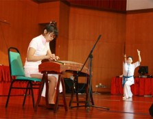 Jin Lin shows off her sword skills, while Li Xue Cen accompanies on the Guzheng