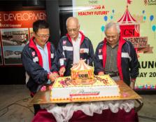 HAPPY OCCASION: (left-right) Dato’ Peter Ng, Tan Sri Arshad and Senior Prof Dato’ Dr Khalid cutting the cake during UCSI’s Family Carnival and Charity Drive.