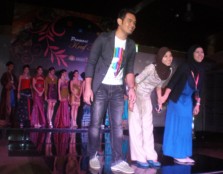 Ms Zaleha Arshad (far left) together with two other designers, (from right) Khalik Mustafa and Ema Ahmad taking a bow after their fashion show at the Promosi Kraf Tekstil 2010.