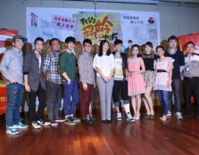  GROUP PORTRAIT (From left): Jack Yap, Ernest Chong, director Howie Loh, Sam Chin Neng, Leslie Chai, Thomas Kok (6th from right), Emily Chan (5th from right), Pauline Tan (4th from right) and UCSI Group manager (Logistics Management Office) Irwin Hidayat 