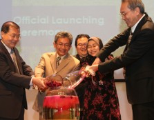 AN AWESOME MIX: (From left) Prof Lim, Dr Nik Ismail, Megawati and Dr Robert Bong preparing a concoction of dragon fruit and jelly during the launch of UCSI’s two new Master programmes.