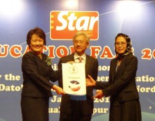  Ms Margaret Soo, COO of UCSI University Trustpledging the scholarship to YBhg. Datin Professor Siti Hapisah Bte Tapsiar, witnessed by Mr. Ho Kay Tat, COO of Star Publications (M) Berhad.