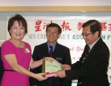 Ms Margaret Soo exchanging a Memorandum of Understanding with Mr Koo Cheng, executive director of Sin Chew Daily Media Corporation, witnessed by YB Dato Dr Hou Kok Chung, deputy Minister of Higher Education.