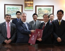  GULF PACT: Acting President of the University of Duhok Dr Luqman M. Salih exchanging MoUs with UCSI University Deputy Vice Chancellor (Academic Affairs and Research) Prof Emeritus Dr Lim Koon Ong while (from left) Head of the Postgraduate & Research Dept