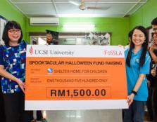 (left) Asst Prof Dr Chan handing over the RM1,500 raised by the UCSI mass comm students to a representative from Shelter.