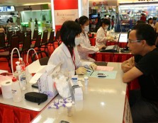 A student from UCSI University's Pharmacy Student Association (UCSIUPSA) from the Faculty of Pharmaceutical Sciences attending to a patient during the 10th Annual Public Health Campaign 2011 held in Kuantan