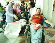 Students and community members donate blood during UCSI University School of Nursing’s “Pink October” activity to raise health and breast cancer awareness.