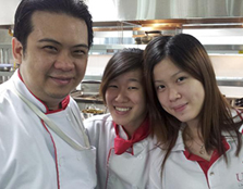  PRACTICE MAKES PERFECT: UCSI Hotel Management student Lim Yun Li (middle) taking a break with a lecturer and fellow coursemate at The Quad – an in-house restaurant at UCSI that provides FHTM students with the platform to put their theoretical knowledge t