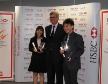UCSI University students, Koh Hui Kieng (far left) and Yeong Hoe Kin (far right) receive their awards from Mr. Jonathan William Addis, Executive Director and Deputy Chief Executive Officer of HSBC Bank Malaysia.