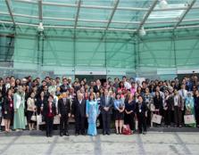  WHERE GREAT MINDS MEET: Speakers and delegates joined Datuk Mary Yap Kain Ching (middle) in a group photo.