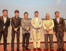  LEADERS ALL: (left-right) Lai Hao Cherng, Vice President of U-Schos and Bernard Chin – President of USchos, Dato’ Ng, Tunku ‘Abidin, Senior Prof Dato’ Dr Khalid and Mohd Faiz Mohamad, the Organising Chairperson during the award presentation ceremony.