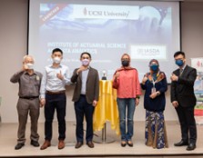 UCSI University Vice Chancellor, Professor Datuk Ir Ts Dr Siti Hamisah Tapsir (third from right), Dr Rohana (second from right), President of Actuarial Society of Malaysia (ASM), Kelvin Hii (third from left) and Raymond (first from right) with the invited