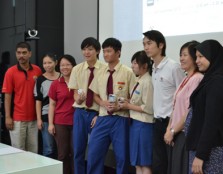 WINNERS: Winners of the “Fruit Ninja” game competition receive their prizes from TriStar Digital Sdn. Bhd. representative Mr Brian Seo (third from right), accompanied by head of the School of IT (second from right), head of the programme Ms Nurhidayah Bah