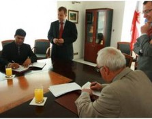 Assoc. Prof. Dr. Lachman Tarachand and Professor Witold Bielecki signing the Memorandum of Understanding, witnessed by His Excellency Prof Adam W. Jelonek and Mr Robert Andrzejczyk, the First Secretary of Economic Affairs at the Embassy.