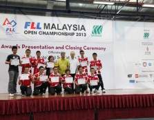  ALL SMILES: Tuan Haji Ahmad Tajudin Bin Jab, Director of Technical & Vocational Education Division, Ministry of Education (fourth from left) and Law King Hui (fifth from left), Managing Director of Sasbadi with the Champion’s Award (Gold) winners. The wi